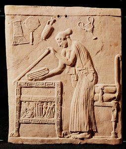 紀元前450年に金庫で服をアレンジした若い女性 作： Greek